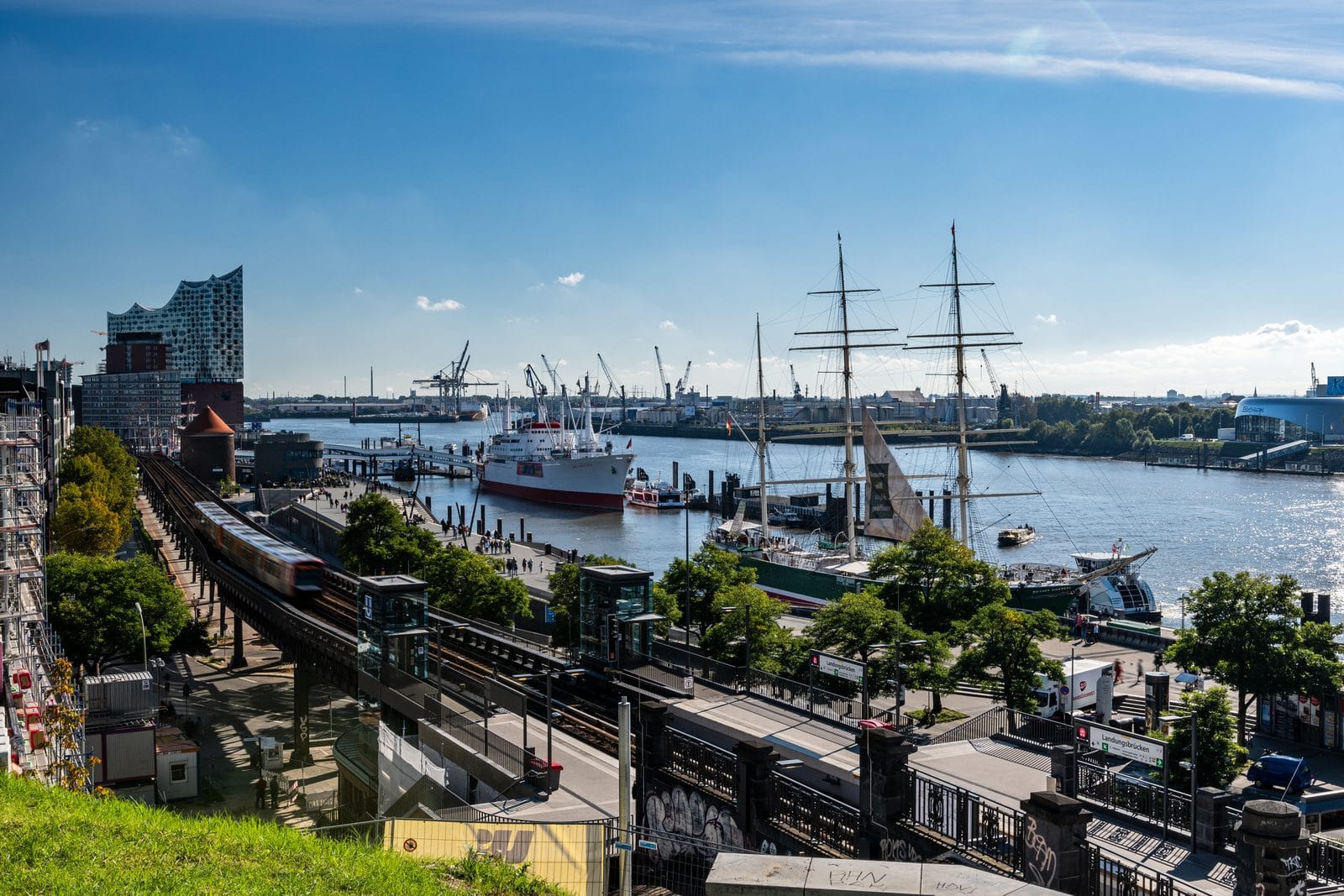 Hamburger Hafen mit Landungsbrücken und blauem Himmel im Sommer, vegan-freundliche Hansestadt