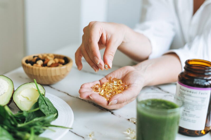 Vegane Omega-3-Kapseln mit grünem Smoothie - Stilleben