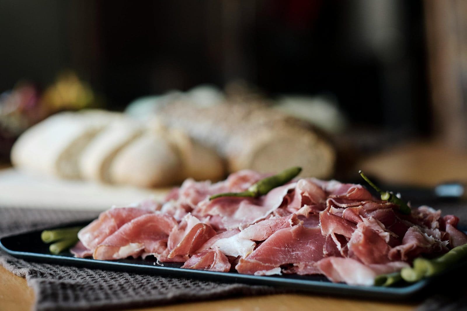 Verschiedene vegane Wurst- und Aufschnitt-Pakete im Kühlregal