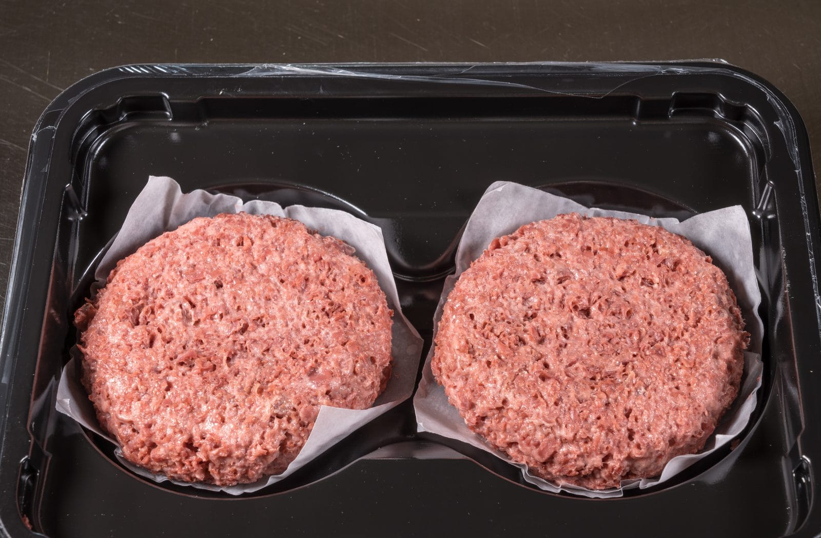 Zwei pflanzliche Burger-Pattys in einer Verpackungsschale