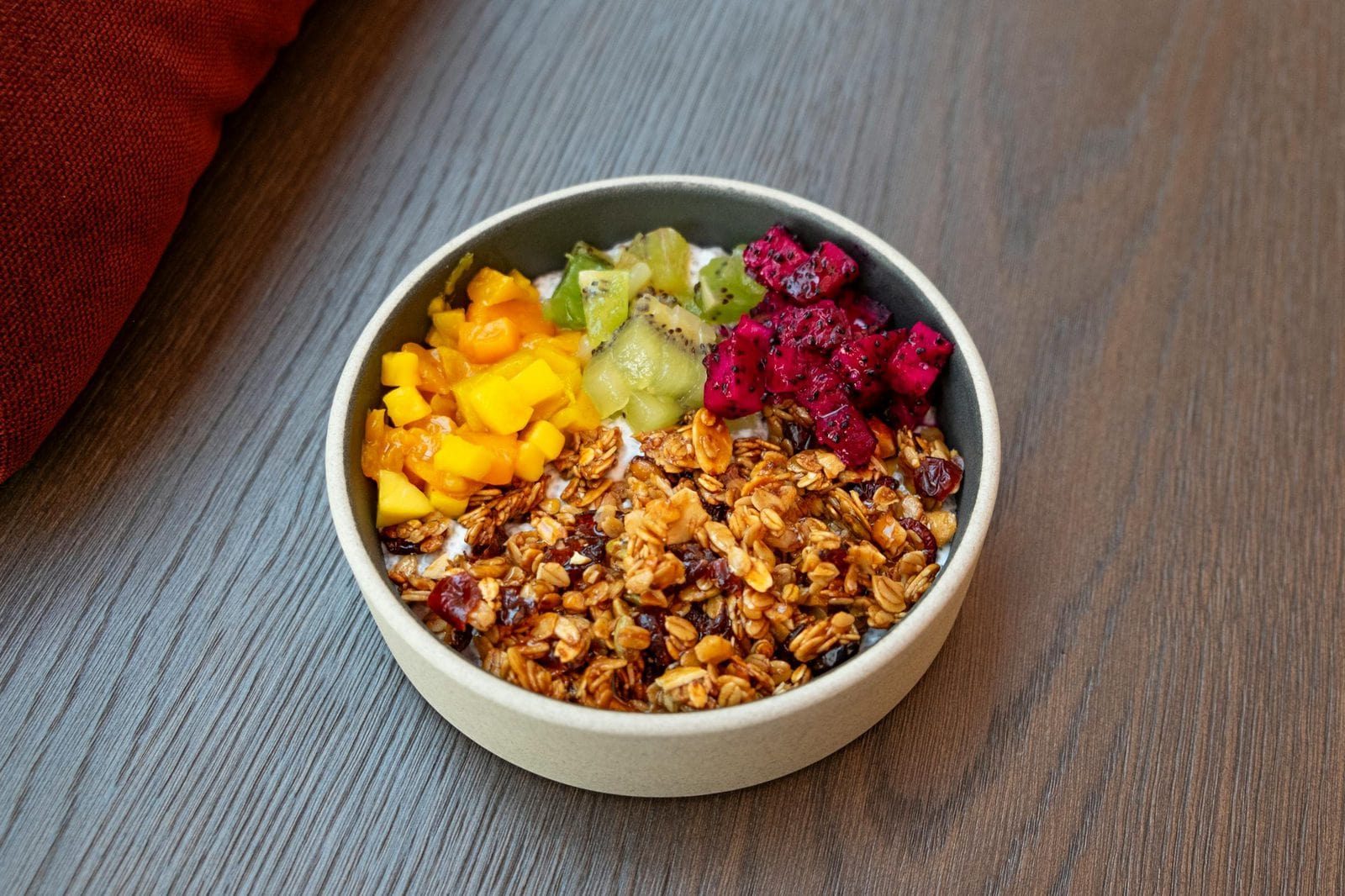 Joghurt-Becher mit verschiedenen Pflanzendrink-Basen nebeneinander