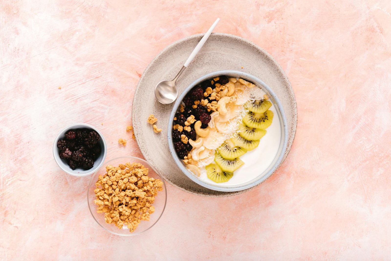 Veganer Joghurt in einer Schale mit Beeren und Granola, klassisches Frühstück