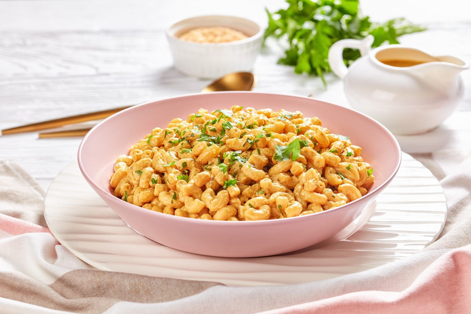 Veganer Mac and Cheese mit cremiger Cashew-Käsesauce in dunkler Schale