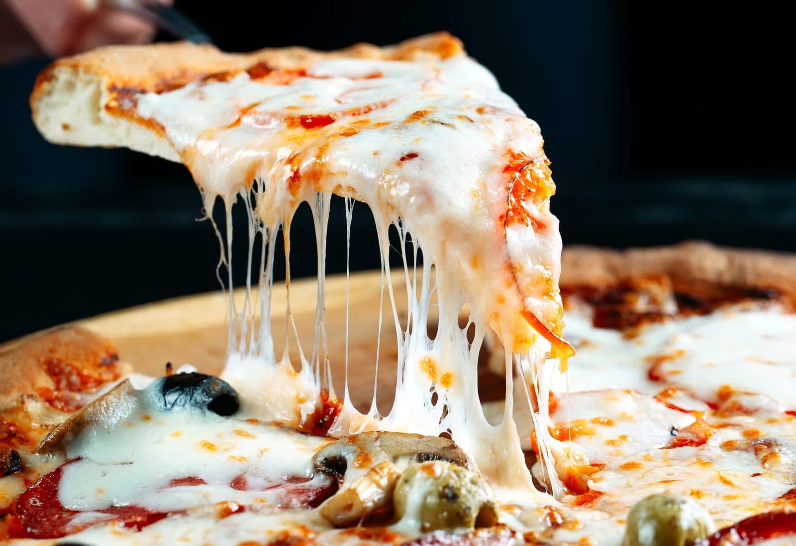 Vegane Käse-Pizza mit goldbraun geschmolzener Käse-Schicht aus dem Ofen