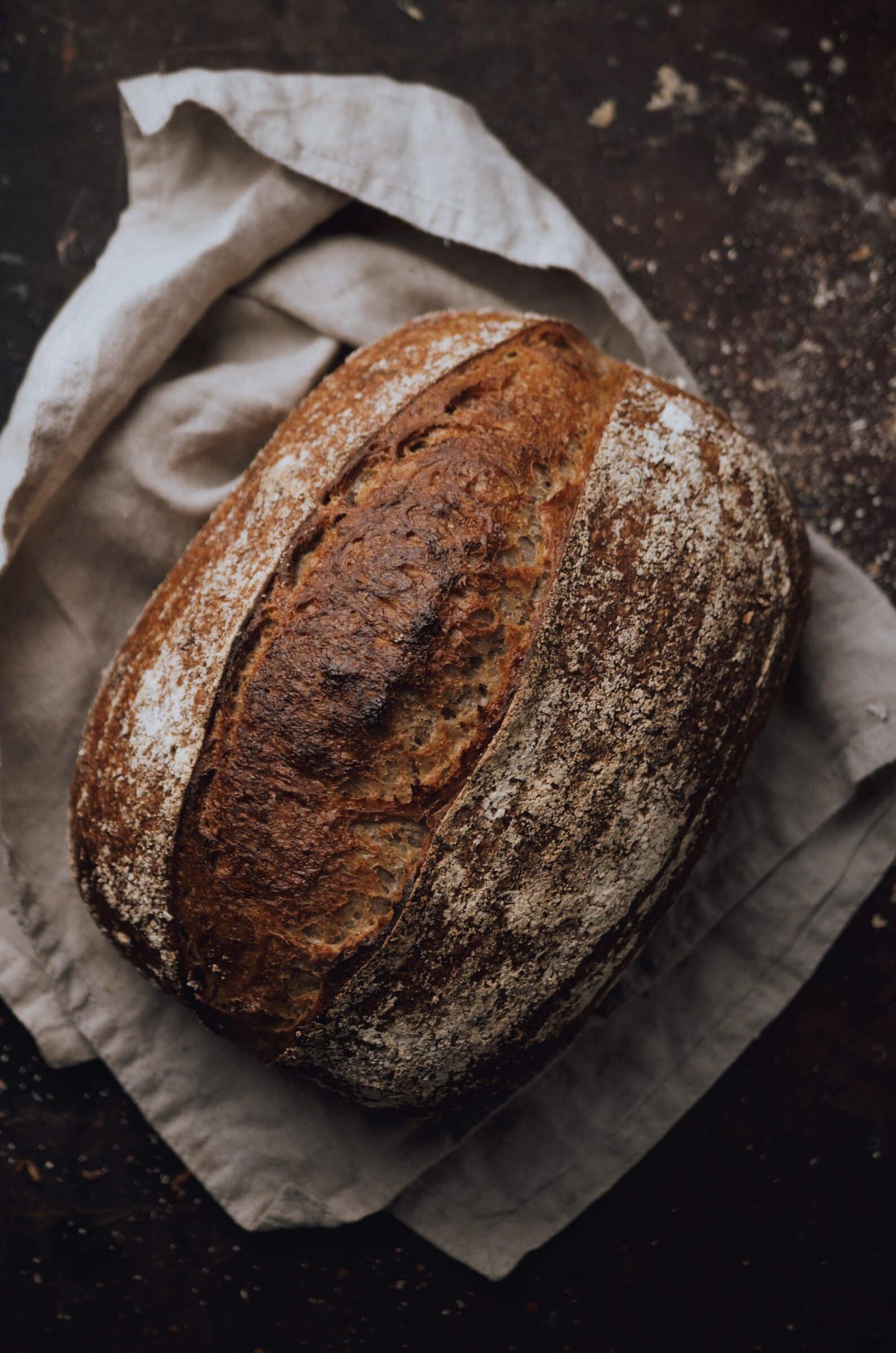 Veganes Sauerteig-Brot rustikal mit knuspriger Kruste, Bäckerei-Qualität ohne Milch und Ei