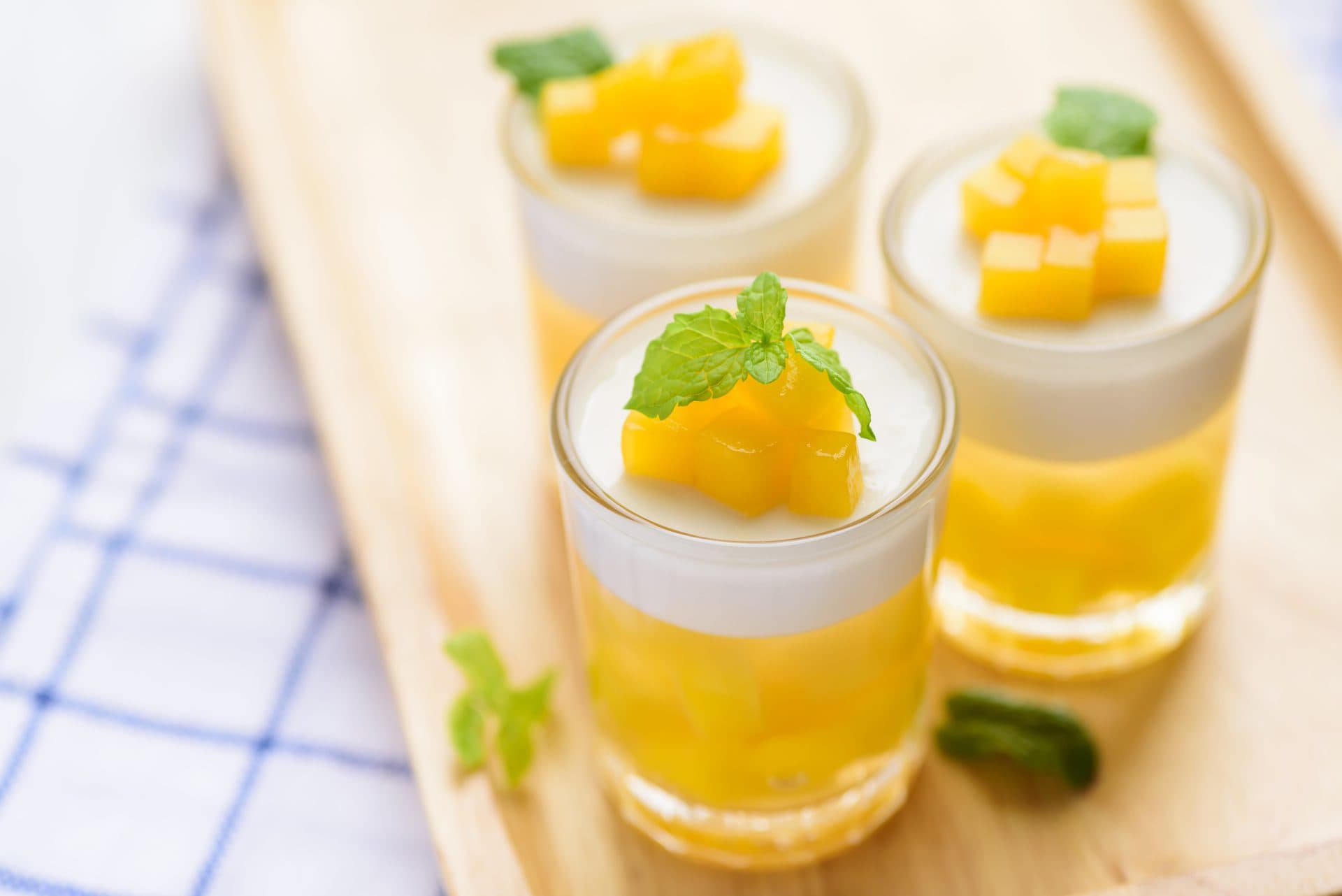 Veganes Mango-Pudding-Dessert mit Agar-Agar als pflanzliche Geliermittel-Alternative