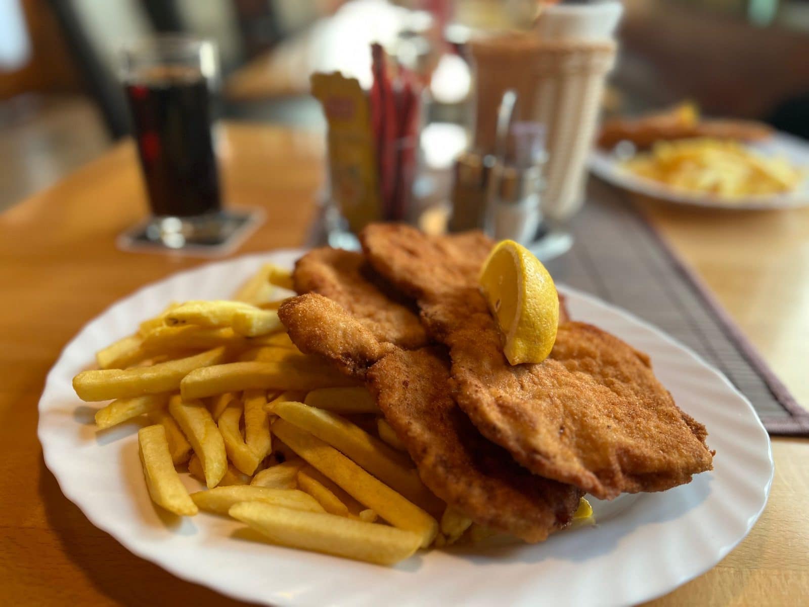 Veganes Schnitzel auf dem Teller mit Kartoffelsalat als klassische Beilage