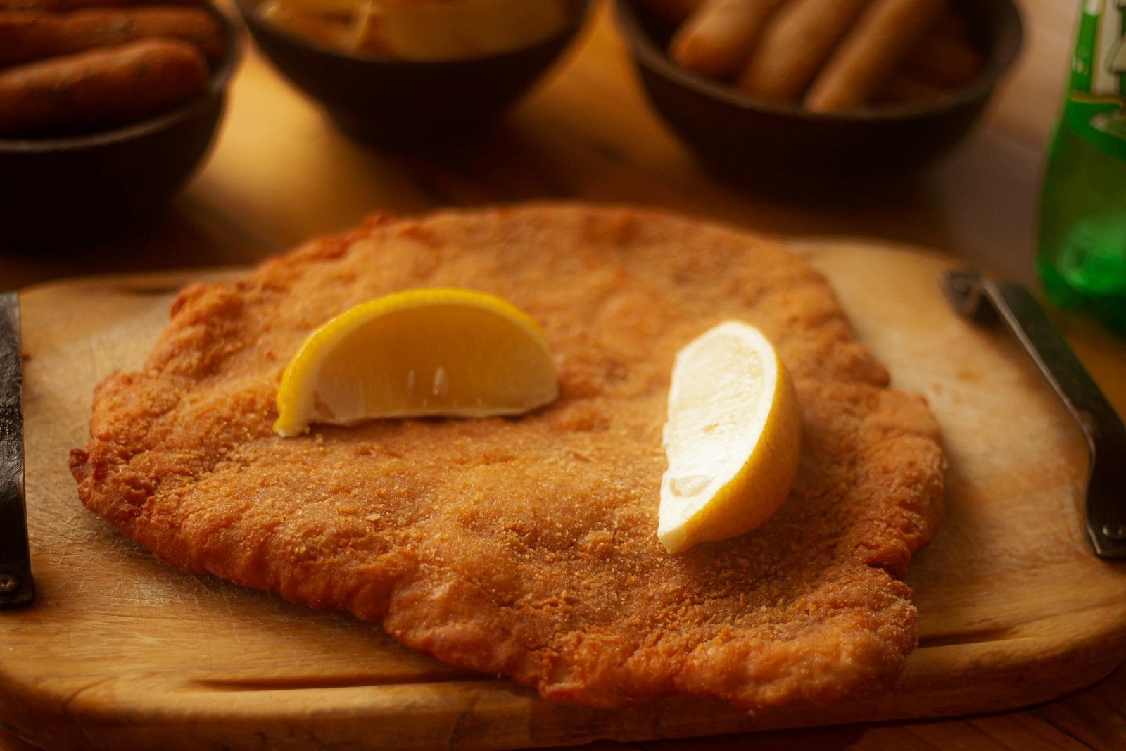 Veganes Schnitzel in der Pfanne mit etwas Öl, goldbraun gebraten