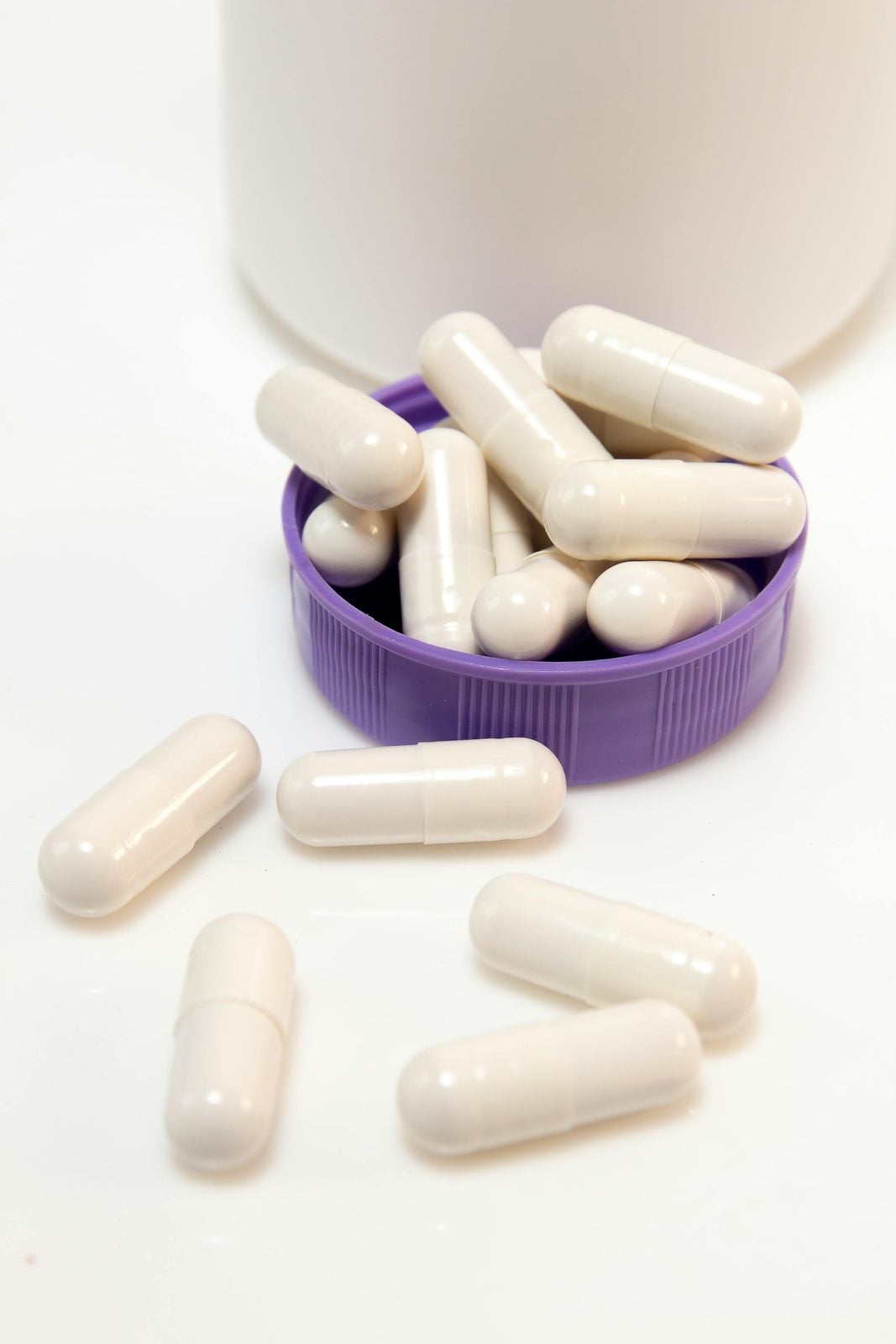 Verschiedene B12-Supplement-Marken nebeneinander, Sublingual-Tabletten und Tropfen-Formate
