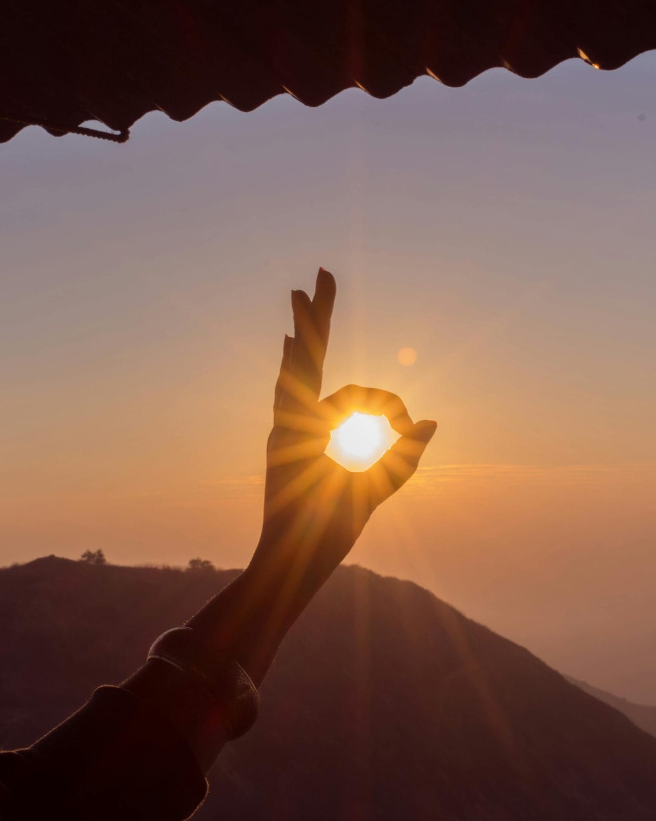 Sonnenstrahlen fallen durch Fenster auf eine Person, natürliche Vitamin-D-Synthese in der Haut