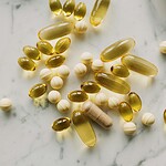 Vitamin D vegan 2026: warum Cholecalciferol aus Flechten besser funktioniert als Pilz-D2 Sonnenstrahlen fallen durch ein Fenster auf Vitamin-D-Supplement-Tabletten und einen Bluttest-Auswertungs-Bericht