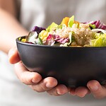 Wie gesund ist vegane Ernährung wirklich? Was die aktuelle Studienlage 2025 wirklich zeigt Bunte vegane Schale mit Hülsenfrüchten, Gemüse und Vollkorn auf hellem Holzbrett – evidenzbasierte vegane Ernährung