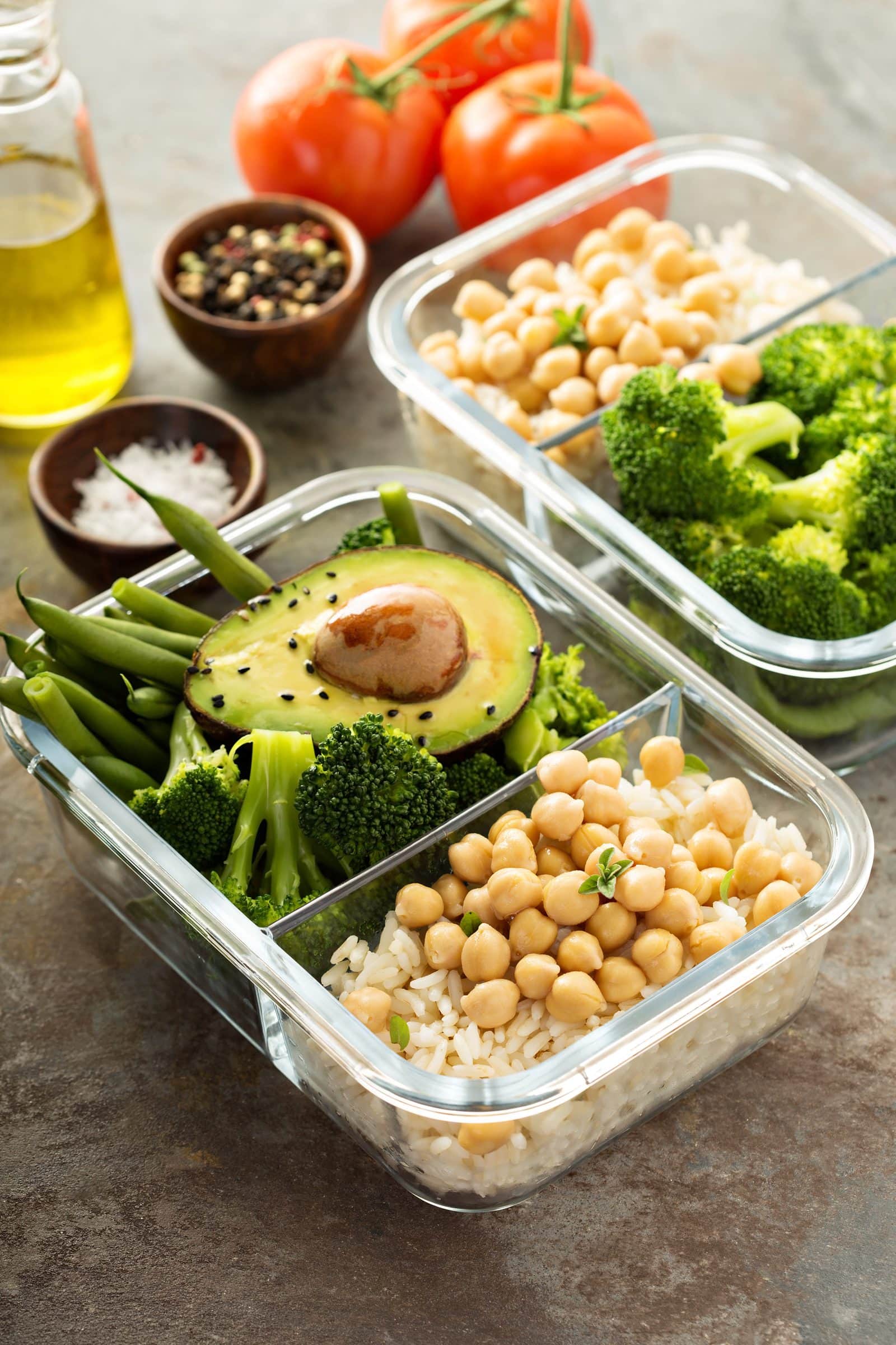 Vegane Meal-Prep-Behälter mit gekochtem Reis und Kichererbsen, perfekt für Vegan-Einstieg