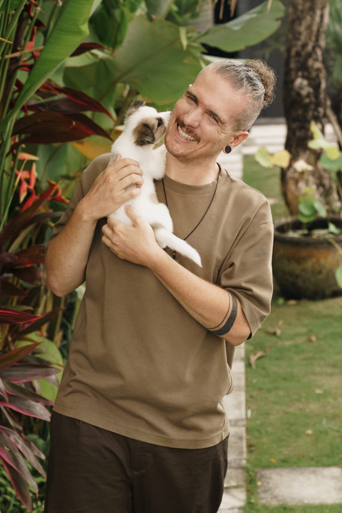 Yannick Haldenwanger, Gründer von This Is Vegan, mit seiner Hündin Lucy, die er auf Bali als eintägigen Welpen gefunden und adoptiert hat