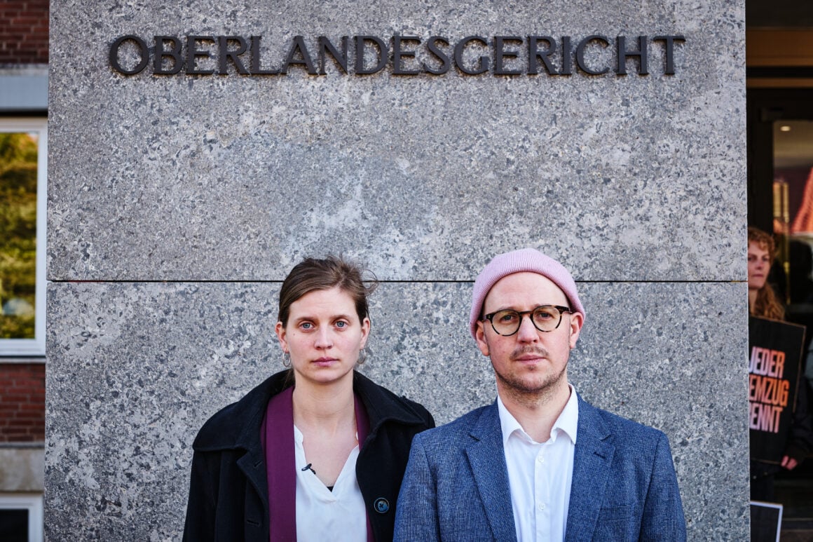 Anna Schubert und Hendrik Haßel stehen vor dem Schriftzug Oberlandesgericht in Oldenburg am Tag des Schlachthofprozess-Urteils