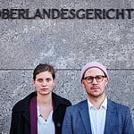 Schlachthofprozess: Was das Urteil aus Oldenburg wirklich bedeutet Anna Schubert und Hendrik Haßel stehen vor dem Schriftzug Oberlandesgericht in Oldenburg am Tag des Schlachthofprozess-Urteils