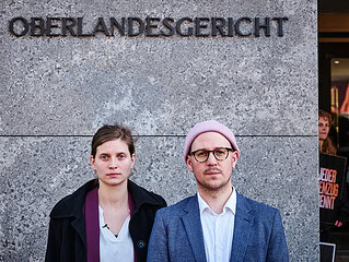 Anna Schubert und Hendrik Haßel stehen vor dem Schriftzug Oberlandesgericht in Oldenburg am Tag des Schlachthofprozess-Urteils