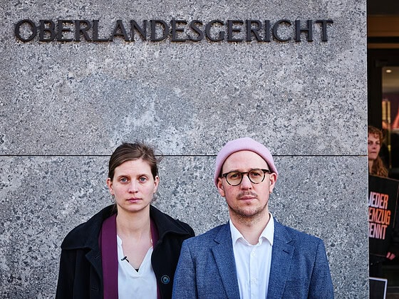 Anna Schubert und Hendrik Haßel stehen vor dem Schriftzug Oberlandesgericht in Oldenburg am Tag des Schlachthofprozess-Urteils