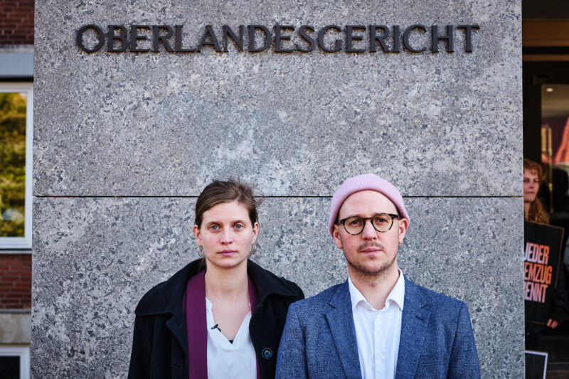 Anna Schubert und Hendrik Haßel stehen vor dem Schriftzug Oberlandesgericht in Oldenburg am Tag des Schlachthofprozess-Urteils