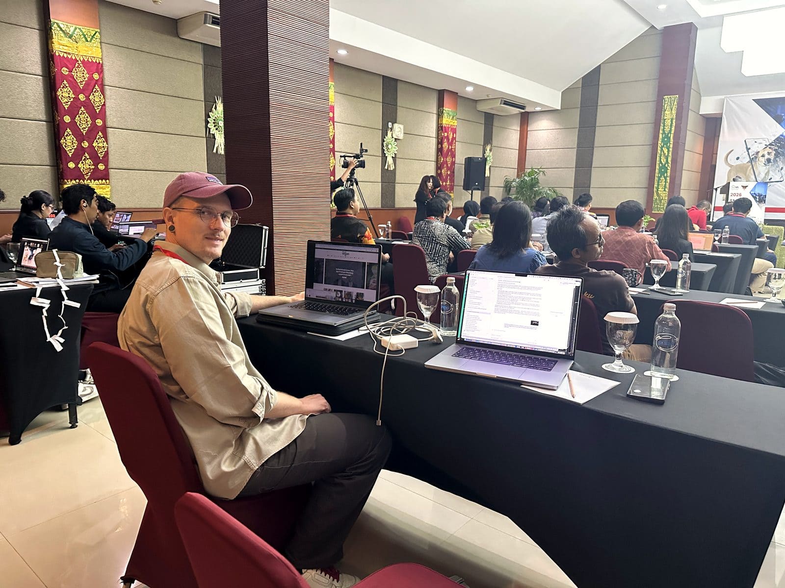 Autor von this-is-vegan.com am Pressetisch beim SMACC Summit 2026 in Bali