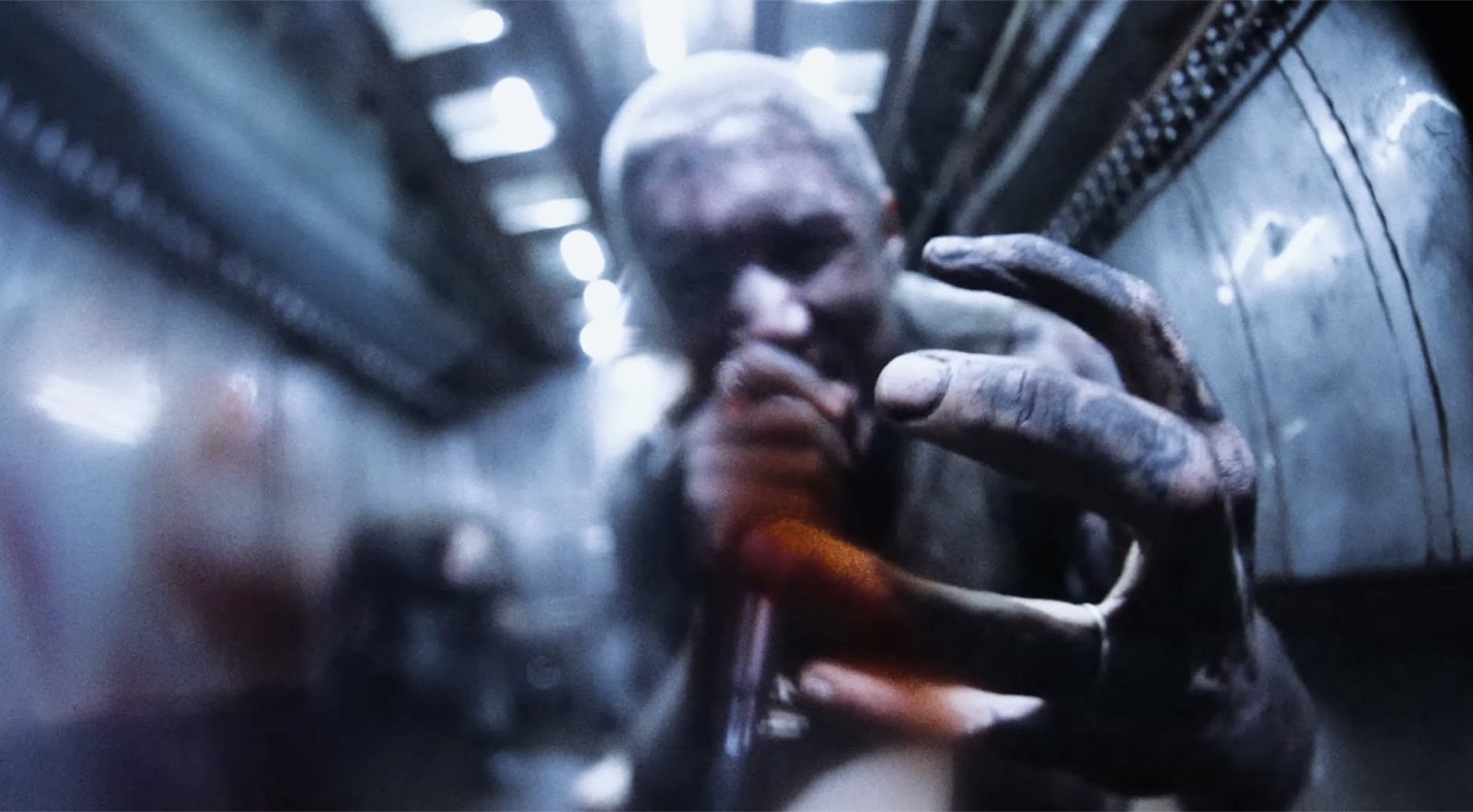 Oli Sykes greift im Dehumanized Musikvideo von Bring Me The Horizon in die Kamera