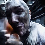Oli Sykes von Bring Me The Horizon schreit im Dehumanized-Video mit dem Mikrofon in der Hand in die Kamera