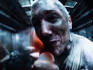 Oli Sykes von Bring Me The Horizon schreit im Dehumanized-Video mit dem Mikrofon in der Hand in die Kamera