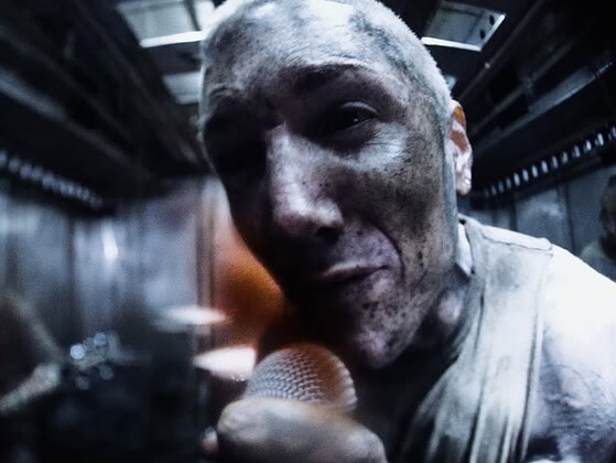 Oli Sykes von Bring Me The Horizon schreit im Dehumanized-Video mit dem Mikrofon in der Hand in die Kamera