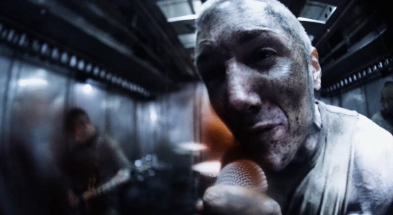 Oli Sykes von Bring Me The Horizon schreit im Dehumanized-Video mit dem Mikrofon in der Hand in die Kamera