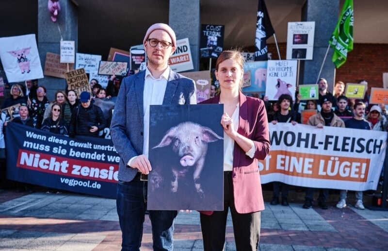 Anna Schubert und Hendrik Haßel vor dem Oberlandesgericht Oldenburg