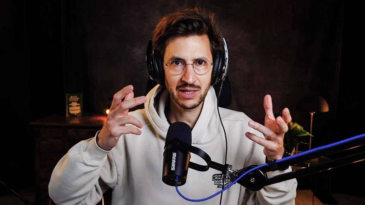 Karim Montasser im Tierschutz-Talk Karim Montasser erklaert mit Nachdruck ein Tierschutzthema im Interview