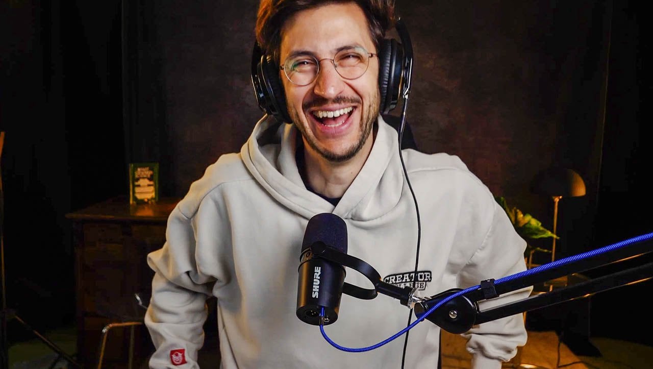 Karim Montasser in der schnellen Runde Karim Montasser lacht im Studio des Plant Based Podcast