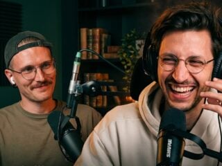 Karim Montasser und Yannick Haldenwanger lachen im Studio des Plant Based Podcast