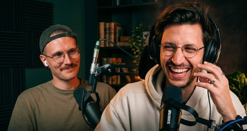 Karim Montasser und Yannick Haldenwanger lachen im Studio des Plant Based Podcast