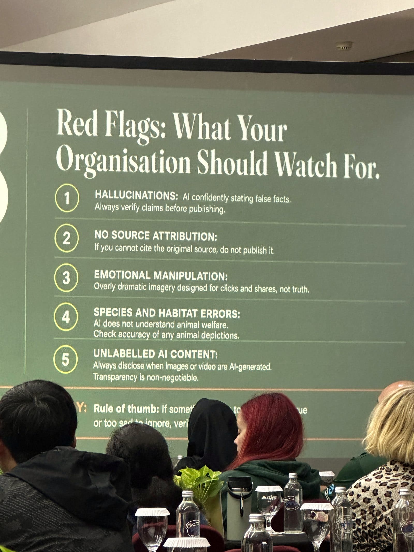 Folie mit Red Flags zu KI-generierten Tierinhalten beim SMACC Global Summit 2026