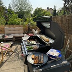Vegan grillen: Was wirklich funktioniert (und was du dir sparen kannst) Vegan grillen - Seitansteak, Tofuwurst und Gemüse