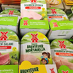 Pflanzlich kaufen liegt im Trend: Warum Deutschland 2025 Europas Plantbased-Markt anführt Vegane Fleischalternativen wie Salami und Mortadella als pflanzlicher Aufschnitt im Regal