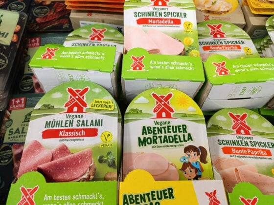 Vegane Fleischalternativen wie Salami und Mortadella als pflanzlicher Aufschnitt im Regal