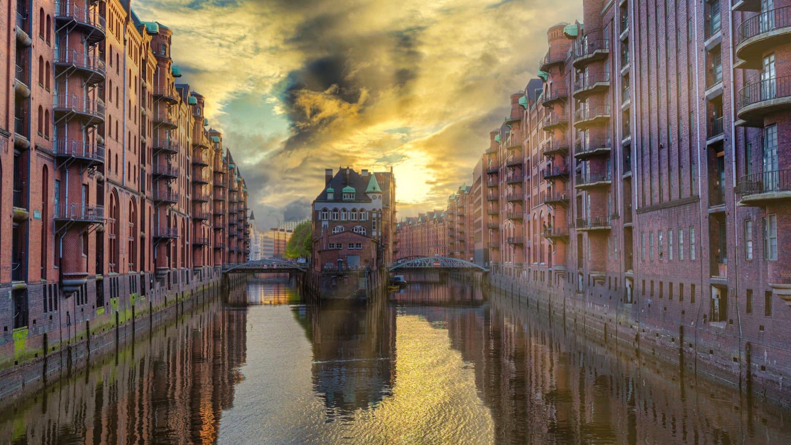 Blick in die Hamburger Speicherstadt mit roten Backstein-Lagerhäusern und Wasserkanal
