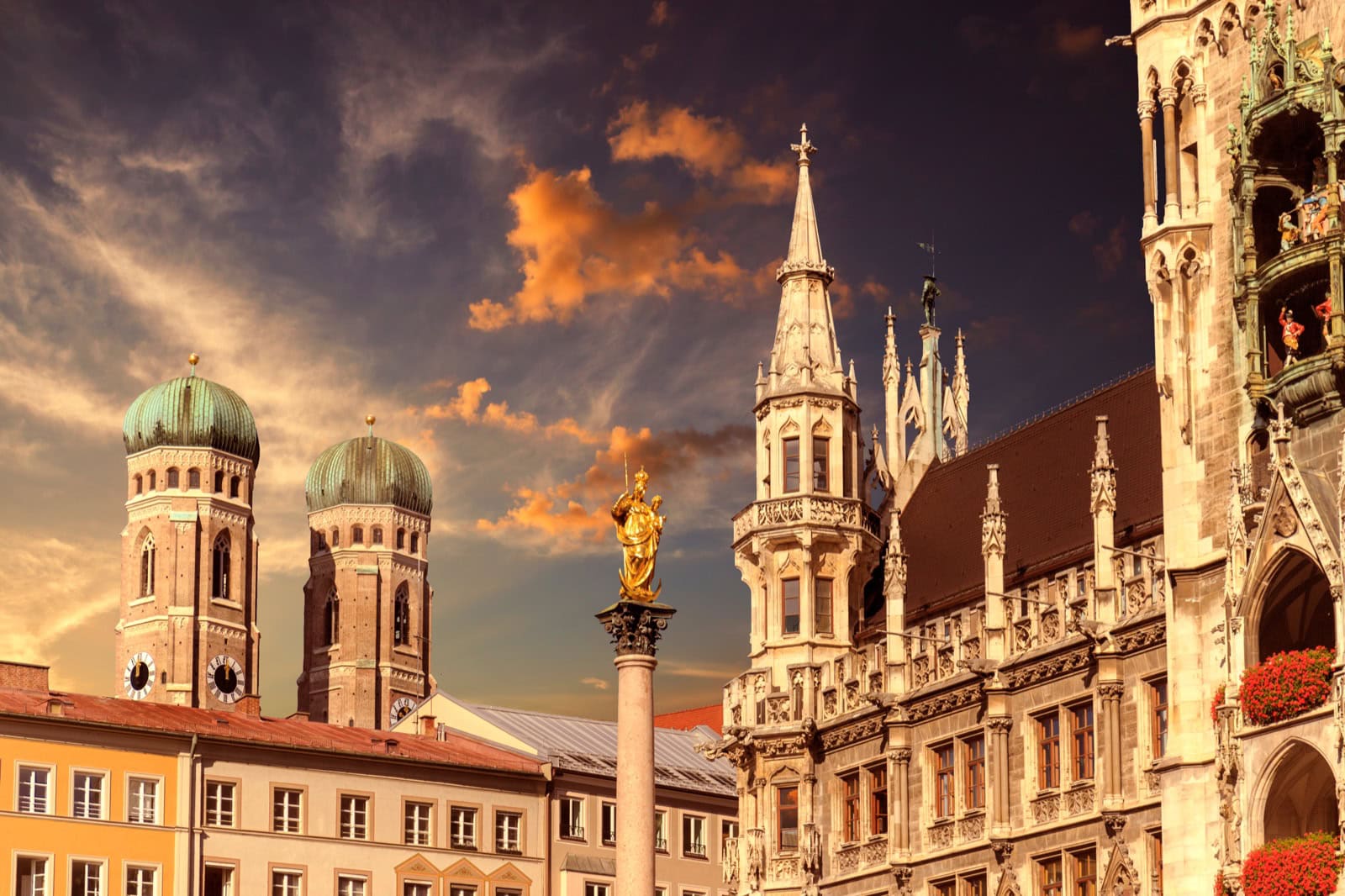 Marienplatz in München mit Neuem Rathaus und Frauenkirche in dramatischer Abendstimmung