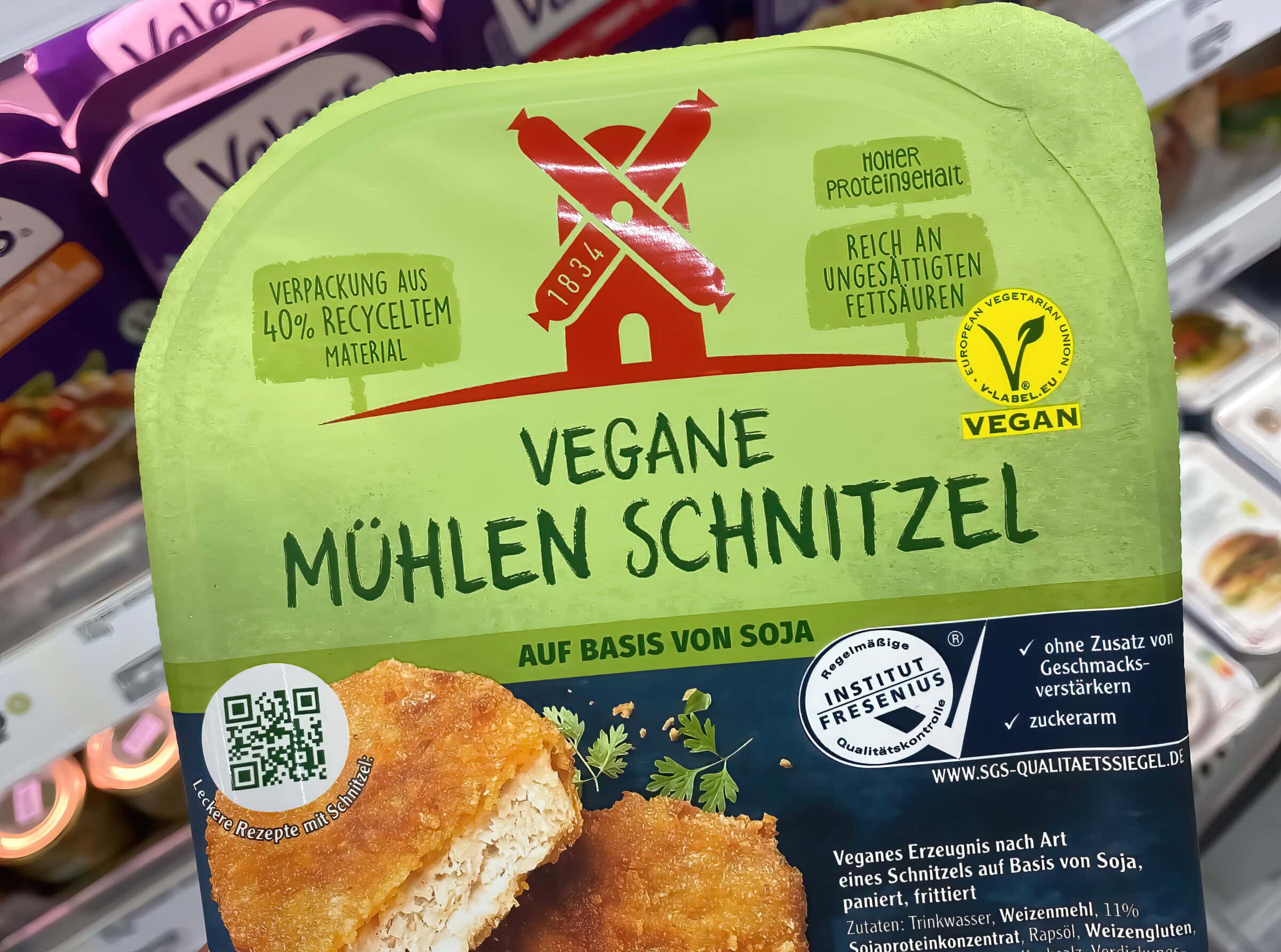 Verpackung veganes Muehlen Schnitzel auf Sojabasis mit V-Label im Supermarkt