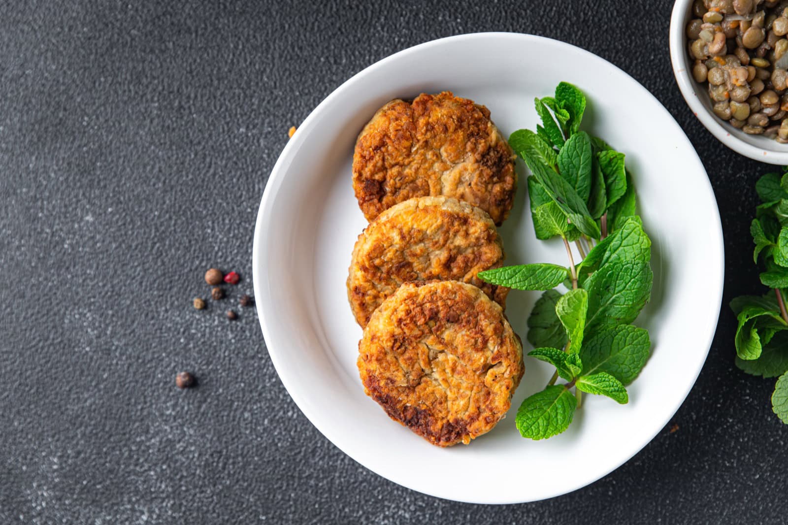 Veganes Soja-Schnitzel auf rustikalem Untergrund