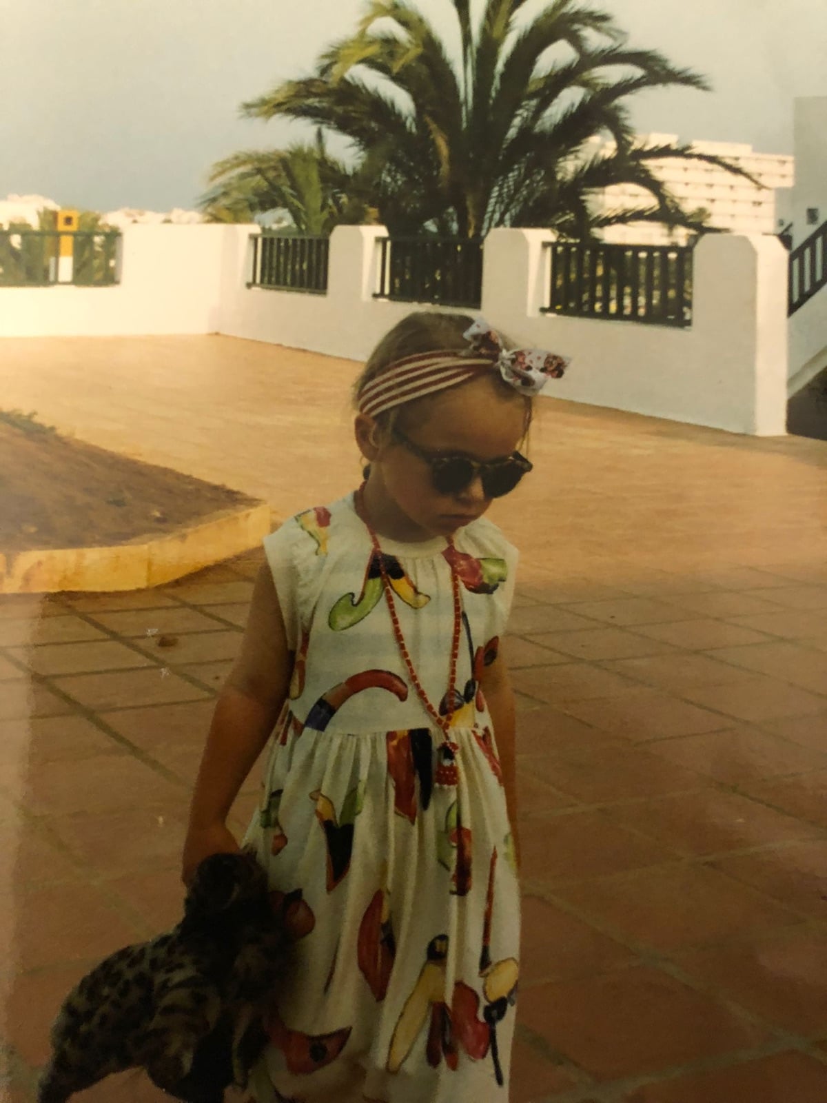 Aglaja Brix als Kind mit Sonnenbrille und Stofftier, aus ihrer Zeit als Kindermodel