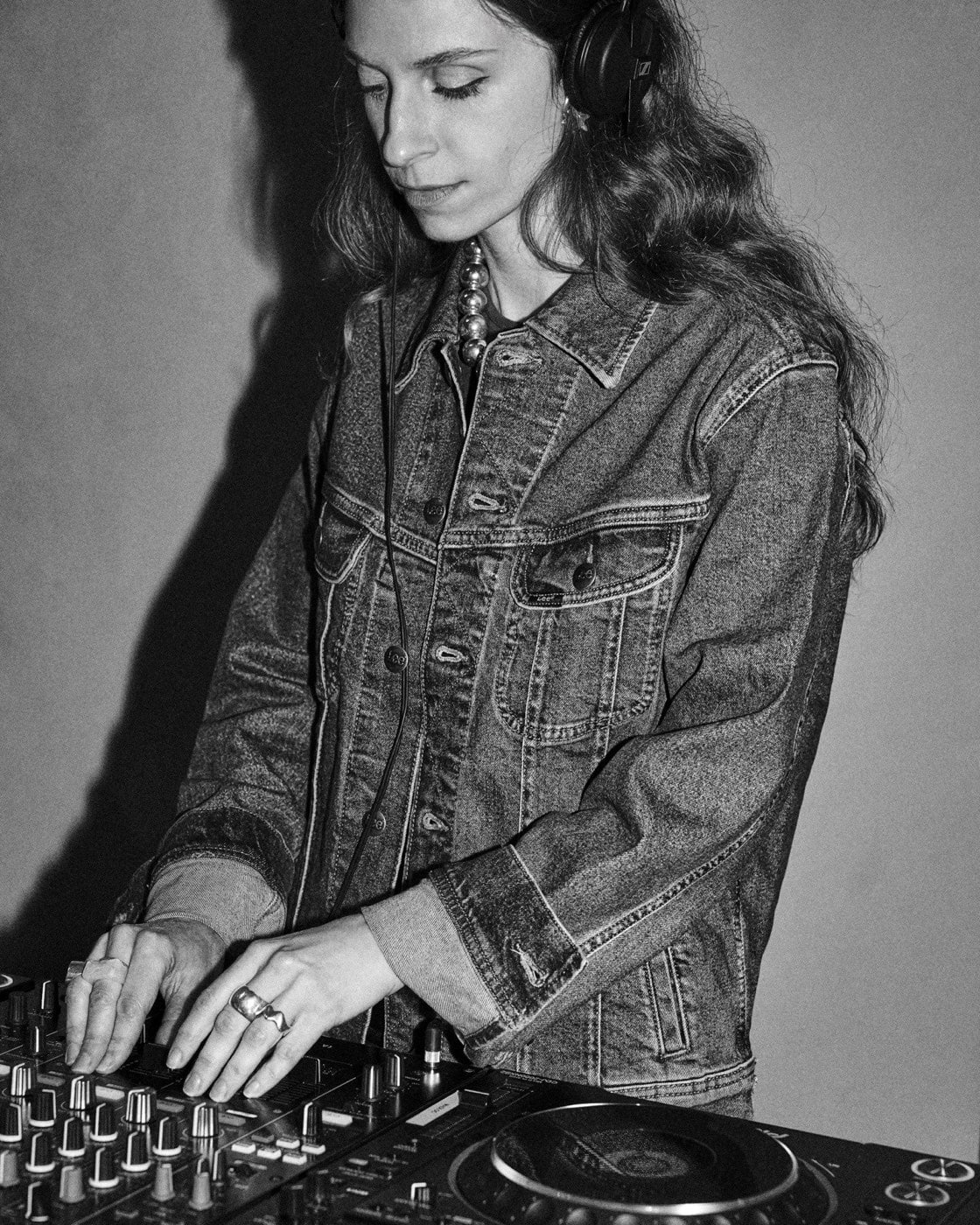Aglaja Brix legt als DJ am Pult auf, Schwarzweiß-Foto