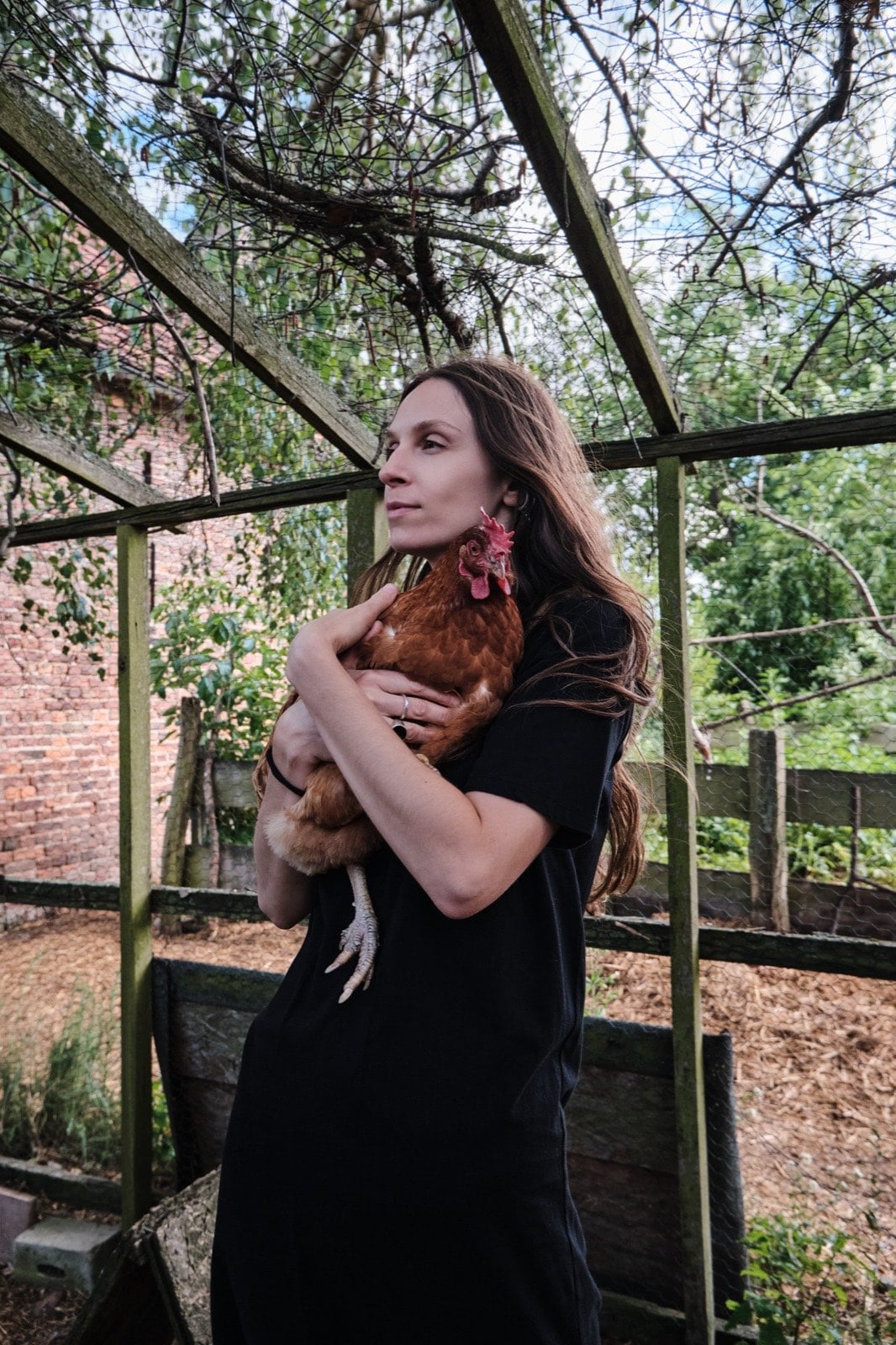 Aglaja Brix hält ein gerettetes Huhn im Arm