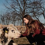 Aglaja Brix im Interview: Vivi aus den Pfefferkörnern kämpft seit jeher für die Tiere Aglaja Brix streichelt eine gerettete Kuh auf einem Lebenshof