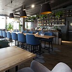 Vegane Restaurants in Berlin: Die 15 besten Adressen von Fine Dining bis Streetfood Gemütliches Café-Interieur mit Sofas und Tischen