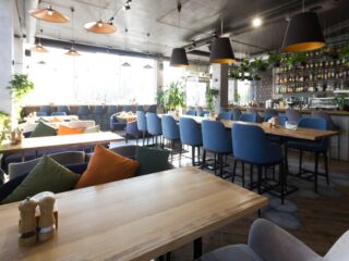 Gemütliches Café-Interieur mit Sofas und Tischen