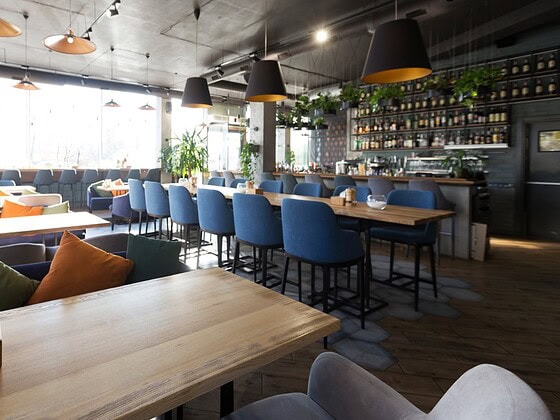 Gemütliches Café-Interieur mit Sofas und Tischen
