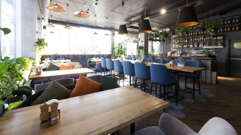 Gemütliches Café-Interieur mit Sofas und Tischen